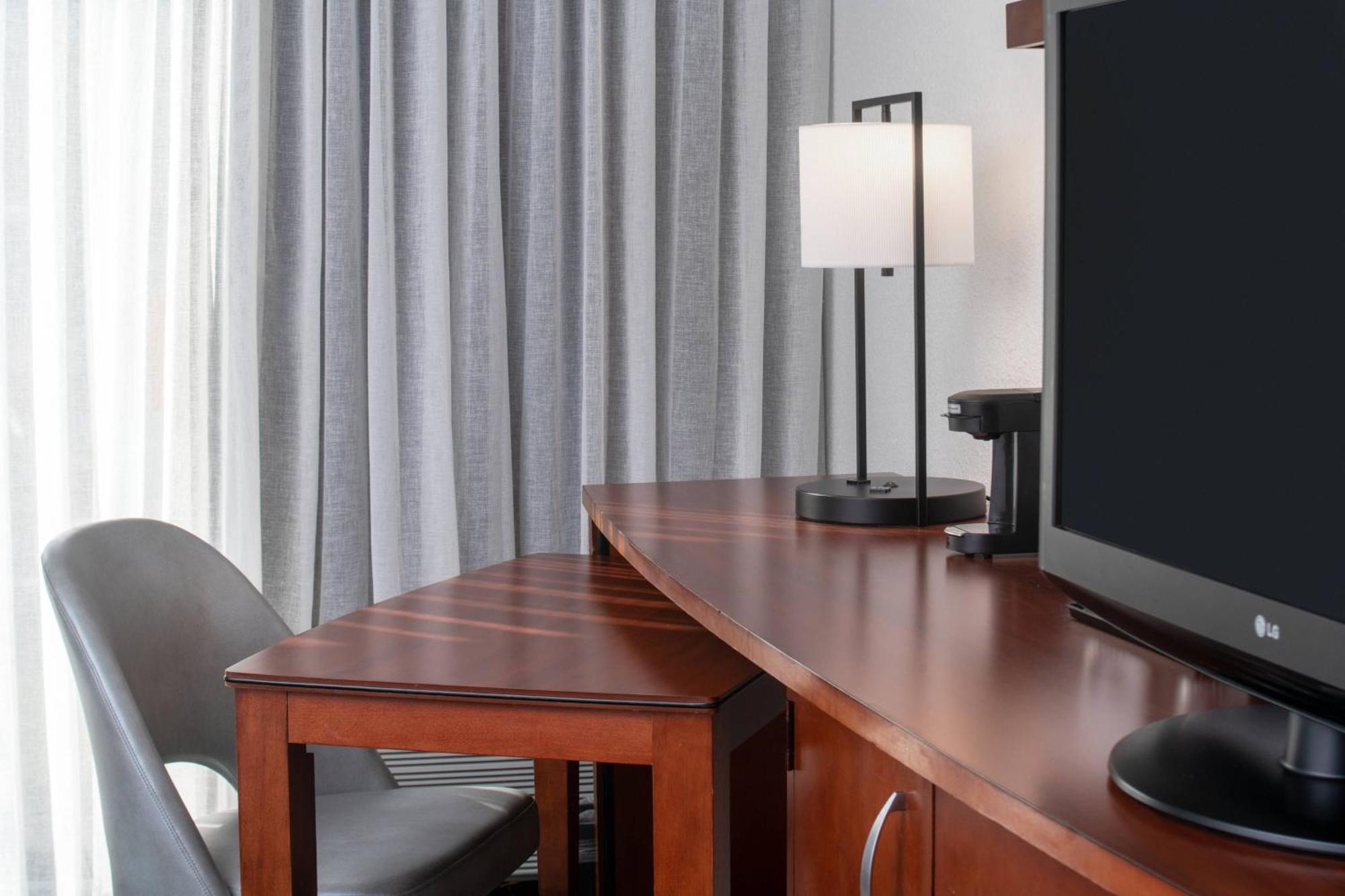 Courtyard By Marriott Dulles Airport Herndon/Reston Exterior photo